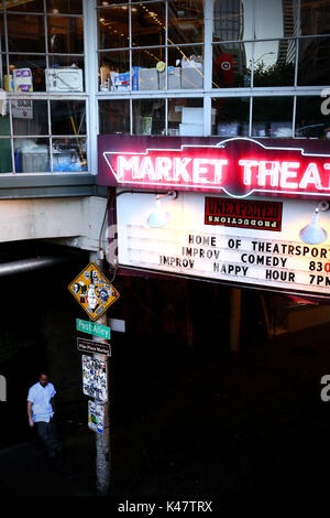 SEATTLE, WA, USA - Juni 2016 - unbekannter Mann rauchen, in der Nähe der Eingang des Market Theatre direkt neben dem gum Gasse. Stockfoto