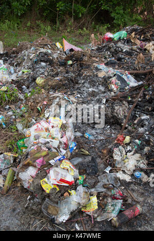 Kunststoff Papierkorb und anderen Müll teilweise auf Masse an derawan Insel verbrannt Stockfoto