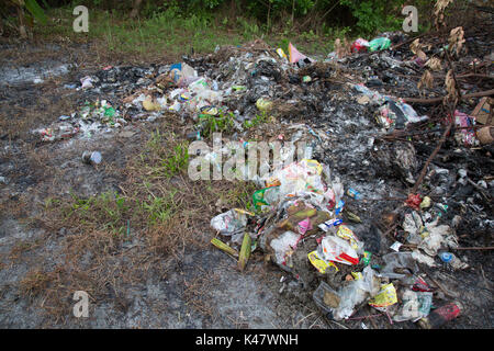 Kunststoff Papierkorb und anderen Müll teilweise auf Masse an derawan Insel verbrannt Stockfoto
