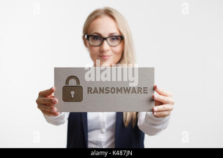 Business, Technologie, Internet und Netzwerkkonzept. Junge Frau mit einem Schild mit einer Inschrift RANSOMWARE Stockfoto