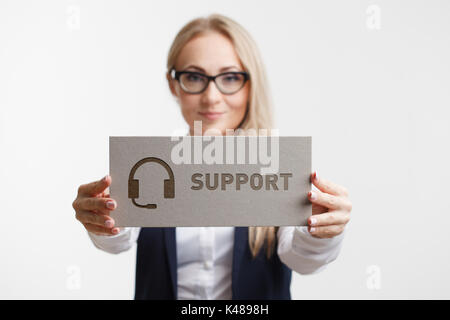Business, Technologie, Internet und Netzwerkkonzept. Junge Frau mit einem Schild mit der Aufschrift Unterstützung Stockfoto
