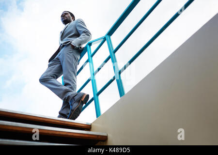 Geschäftsmann auf Schiff Stockfoto