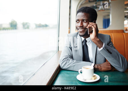 Telefonieren während der Fahrt Stockfoto