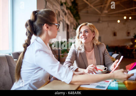 Innenarchitekten Fokus auf der Arbeit Stockfoto