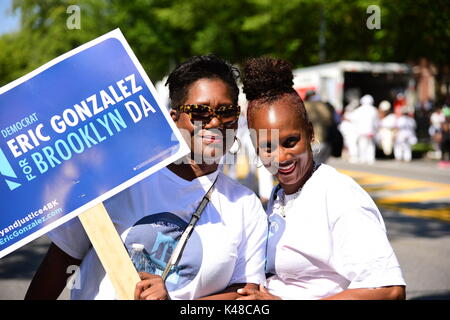 Brooklyn, Vereinigte Staaten. 04 Sep, 2017. Brooklyn feierten Tag der Arbeit 2017 durch die Inszenierung seiner jährlichen West Indian Tag Frühstück in Lincoln Terrasse Park, wo viele der NYC politischen & Gemeindeleiter vor marschieren entlang Eastern Parkway in Brooklyn 50. jährliche West Indian Day Parade sammeln, dann das größte Fest der karibischen Kultur & Geschichte. Credit: Andy Katz/Pacific Press/Alamy leben Nachrichten Stockfoto