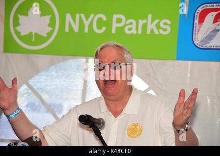 Brooklyn, Vereinigte Staaten. 04 Sep, 2017. NY City Council Mitglied Alan Maisel spricht. Brooklyn feierten Tag der Arbeit 2017 durch die Inszenierung seiner jährlichen West Indian Tag Frühstück in Lincoln Terrasse Park, wo viele der NYC politischen & Gemeindeleiter vor marschieren entlang Eastern Parkway in Brooklyn 50. jährliche West Indian Day Parade sammeln, dann das größte Fest der karibischen Kultur & Geschichte. Credit: Andy Katz/Pacific Press/Alamy leben Nachrichten Stockfoto