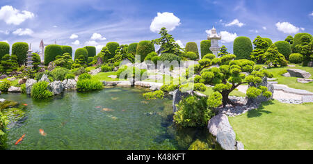 Im schönen Garten des Ökotourismus in Harmonie mit Zypressen, Pinien, Stein, Wasser und alte Bäume, die traditionelle Kultur der traditionellen Japan Stockfoto