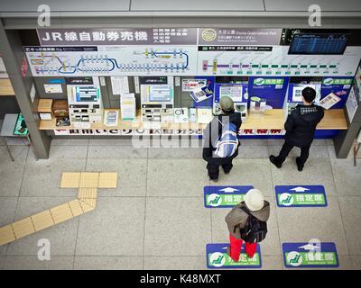 Passagiere Bahn-tickets an den SB-ticketing Zähler am Bahnhof JR Hakodate, Hokkaido, Japan Stockfoto