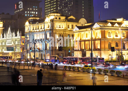 Shanghai, China - Apr 22,2016: Die Shanghai Pudong bei Nacht. Die Gebäude auf dem Bund waren hauptsächlich um die Jahrhundertwende erbaut und beherbergte Banken, incl. Stockfoto