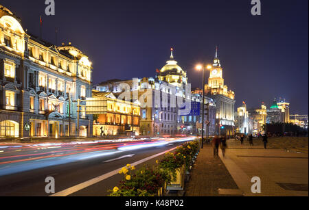 Shanghai, China - Apr 22,2016: Die Shanghai Pudong bei Nacht. Die Gebäude auf dem Bund waren hauptsächlich um die Jahrhundertwende erbaut und beherbergte Banken, incl. Stockfoto