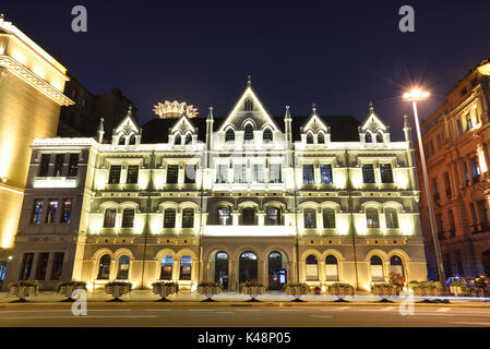 Shanghai, China - Apr 22,2016: Die Shanghai Pudong bei Nacht. Die Gebäude auf dem Bund waren hauptsächlich um die Jahrhundertwende erbaut und beherbergte Banken, incl. Stockfoto