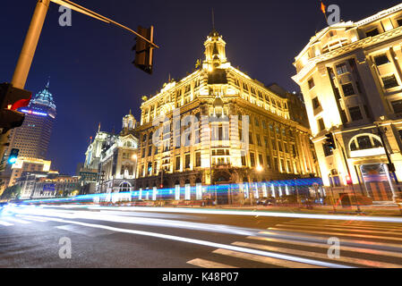 Shanghai, China - Apr 22,2016: Die Shanghai Pudong bei Nacht. Die Gebäude auf dem Bund waren hauptsächlich um die Jahrhundertwende erbaut und beherbergte Banken, incl. Stockfoto