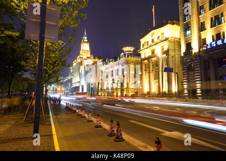 Shanghai, China - Apr 22,2016: Die Shanghai Pudong bei Nacht. Die Gebäude auf dem Bund waren hauptsächlich um die Jahrhundertwende erbaut und beherbergte Banken, incl. Stockfoto