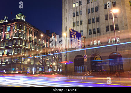 Shanghai, China - Apr 22,2016: Die Shanghai Pudong bei Nacht. Die Gebäude auf dem Bund waren hauptsächlich um die Jahrhundertwende erbaut und beherbergte Banken, incl. Stockfoto
