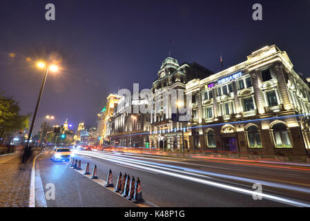 Shanghai, China - Apr 22,2016: Die Shanghai Pudong bei Nacht. Die Gebäude auf dem Bund waren hauptsächlich um die Jahrhundertwende erbaut und beherbergte Banken, incl. Stockfoto