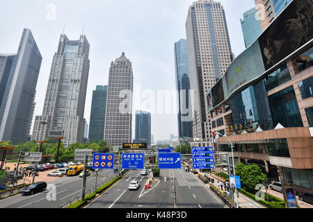 Shanghai, China - Apr 22,2016: Shanghai Wolkenkratzer Landschaft im Finanzviertel Lujiazui, Shanghai, China. Stockfoto