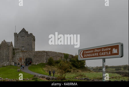 Dunguaire Castle ist ein Turmhaus aus dem 16. Jahrhundert in Kinvara, Irland. 1520 wurde es vom O’Hynes-Clan entlang der Galway Bay gebaut. Stockfoto