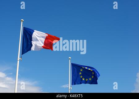 Nahaufnahme der Flaggen der Europäischen Union und Frankreich. Stockfoto