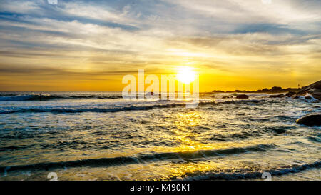 Sonnenuntergang über dem Horizont auf den Atlantischen Ozean von Camps Bay in der Nähe von Kapstadt Südafrika an einem schönen Wintertag Stockfoto