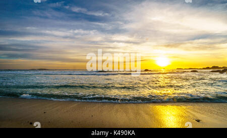 Sonnenuntergang über dem Horizont auf den Atlantischen Ozean von Camps Bay in der Nähe von Kapstadt Südafrika an einem schönen Wintertag Stockfoto