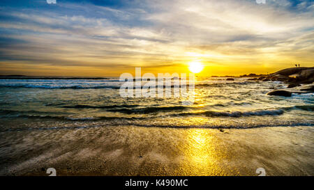 Sonnenuntergang über dem Horizont auf den Atlantischen Ozean von Camps Bay in der Nähe von Kapstadt Südafrika an einem schönen Wintertag Stockfoto