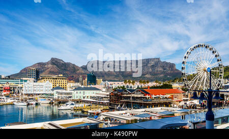 Tafelberg von der Victoria and Albert Waterfront in Kapstadt Südafrika aus gesehen Stockfoto