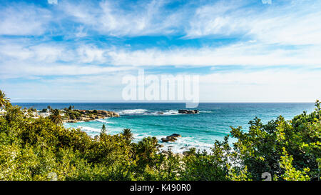 Die türkisfarbenen Wellen des Atlantik Absturz am Ufer in der Nähe von Camps Bay, ein Strand in der Nähe von Kapstadt Südafrika Stockfoto