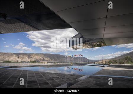 Am 1. August 2016 in Quito, Ecuador: Moderne Architektur der UNASUR Gebäude, das auf dem Äquator gebaut wurde Stockfoto