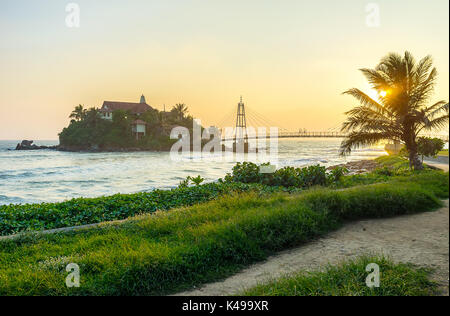 Der Sonnenuntergang ist die romantischste Zeit des Tages und ist die beste Zeit für Wanderungen entlang der Küste genießen Sie einen wunderschönen Blick auf den Indischen Ozean, Matara Stockfoto