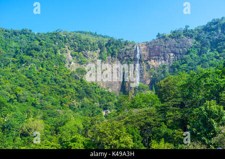 Schöne Diyaluma Falls ist einer der höchsten Wasserfälle in Sri Lanka, die sich neben Koslanda Stadt. Stockfoto