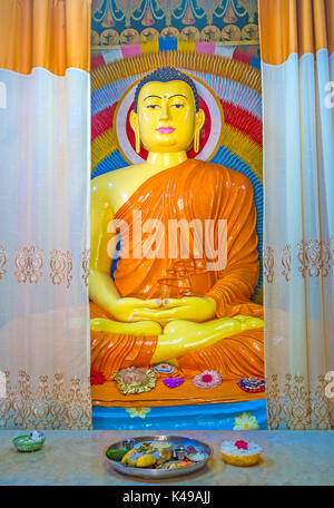 OKKAMPITIYA, SRI LANKA - Dezember 2, 2016: Die Skulptur der meditierende Buddha neben dem Altar des Bild Haus der Dematamal Tempel, am 2. Dezember in Okkam Stockfoto