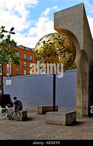 Dublin Irland global Messing Statue Straße scuplture Stockfoto