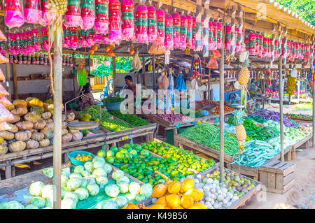 KUDA OYA, SRI LANKA - Dezember 2, 2016: Zahlreiche Stände am Straßenrand in Sri Lanka bieten Vielzahl von exotischen Früchten und Gemüse für jeden Geschmack, auf Decembe Stockfoto