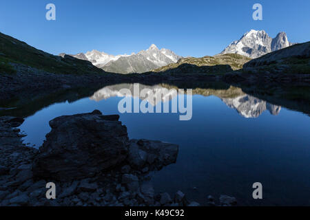 Aiguille Verte Les Drus Aiguille du Chardonnet Monte Bianco. Lac Cheserys. Haute Savoie Frankreich Stockfoto