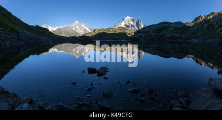 Aiguille Verte Les Drus Aiguille Du Chardonnet Monte Bianco. Lac Chesery. Haute Savoie Frankreich Stockfoto