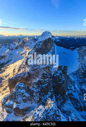 Luftaufnahme von Rosengarten Gruppe und Vajolet Towers bei Sonnenuntergang. Naturpark Schlern Dolomiten Trentino Alto Adige Italien Europa Stockfoto