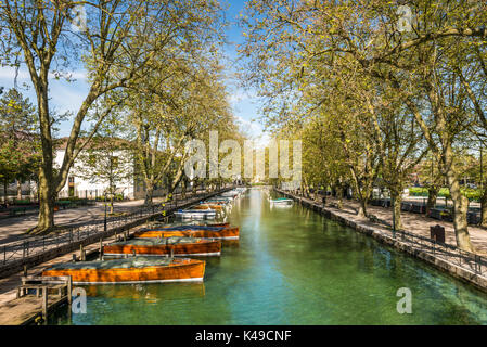 Blick auf den Fluss und Boot von Pont des Amours (Brücke der Liebe) in Annecy, Frankreich Stockfoto