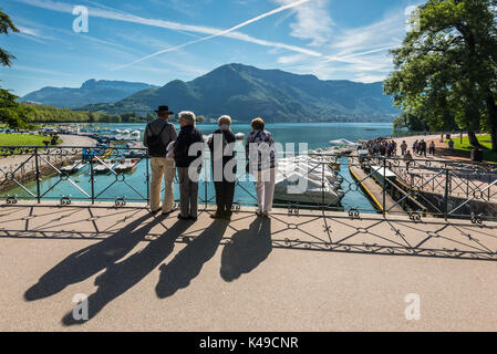 Annecy, Frankreich - 25. Mai 2016: Menschen auf der Brücke der Liebe in Annecy, Frankreich. Annecy ist eine Gemeinde im französischen Département Haute Savoie Departement Rhône-Alpes r Stockfoto