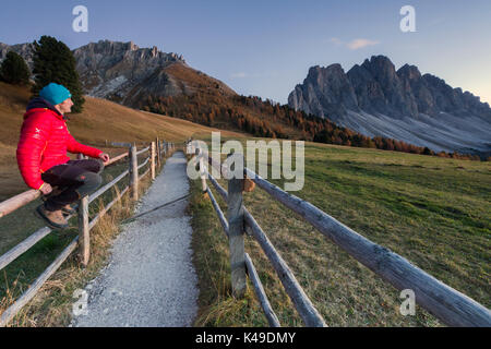 Hilker bewundert die Geislerspitzen. Malga Gampen Villnösser Tal Südtirol Dolomiten Italien Europa Stockfoto