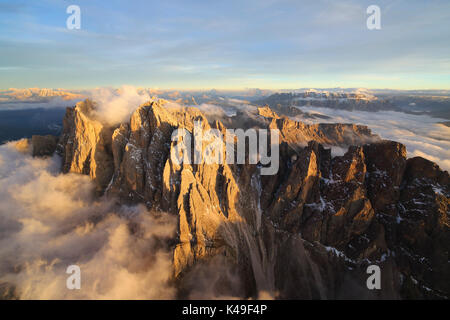 Luftbild von der Mountain Range Geisler von Wolken umgeben. Dolomiten Val Funes Trentino Alto Adige Südtirol Italien Europa Stockfoto