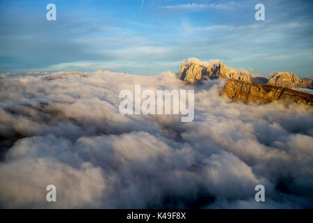 Luftaufnahme von Seceda von Geisler umgeben von Wolken bei Sonnenuntergang. Dolomiten Val Funes Trentino Alto Adige Südtirol Italien Europa Stockfoto