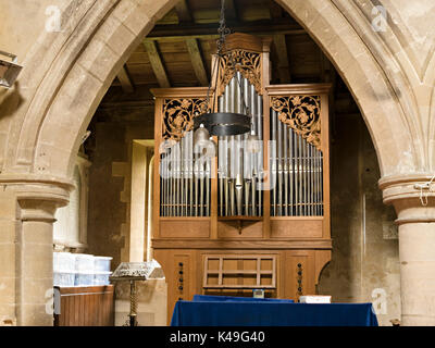 Neue moderne Kirche Orgel von Kenneth Tickell & Company Ltd. in der St. Mary's Kirche, Burrough auf dem Hügel, Leicestershire, England, Großbritannien Stockfoto