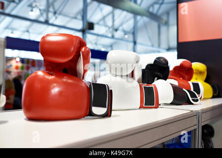 Boxhandschuhe auf Lager Regal Stockfoto