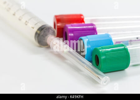 Blutentnahmeröhrchen auf Weiß, Gesundheit Konzept Stockfoto