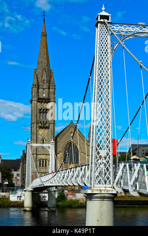 Greig Street Hängebrücke über den Fluss Ness und kostenfreie North Church, Inverness, Schottland, Znited Königreich Stockfoto