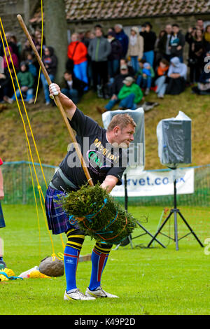 Schottische Mann die Teilnahme an der traditionellen Garbe Pitch Wettbewerb, Ceres Highland Games, Ceres, Schottland, UK Stockfoto