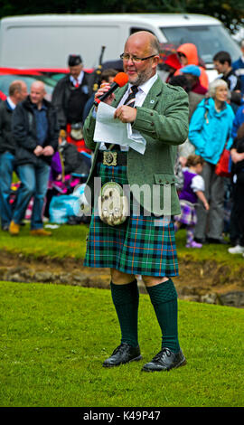 Schottische Mann mit einem Kilt und einem Dress Sporran, Sprecher der Ceres Highland Games, Ceres, Schottland, UK Stockfoto