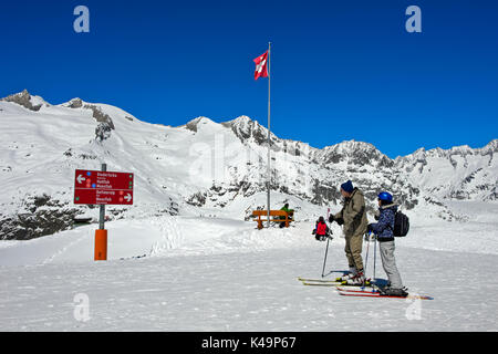 Skifahrer am Aussichtspunkt Moosfluh In der Aletschgletscher Region, Riederalp, Wallis, Schweiz Stockfoto
