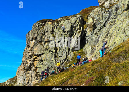 Kinder Practicising Im Klettergarten An der Berghütte Sewenhütte, Kanton Uri, Schweiz Stockfoto