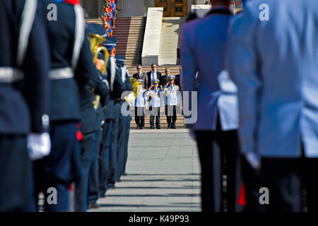 Parade der mongolischen Armee Anlässlich des Naadam Festival auf Sukhbaatar Platz, Ulaanbaatar, Mongolei Stockfoto